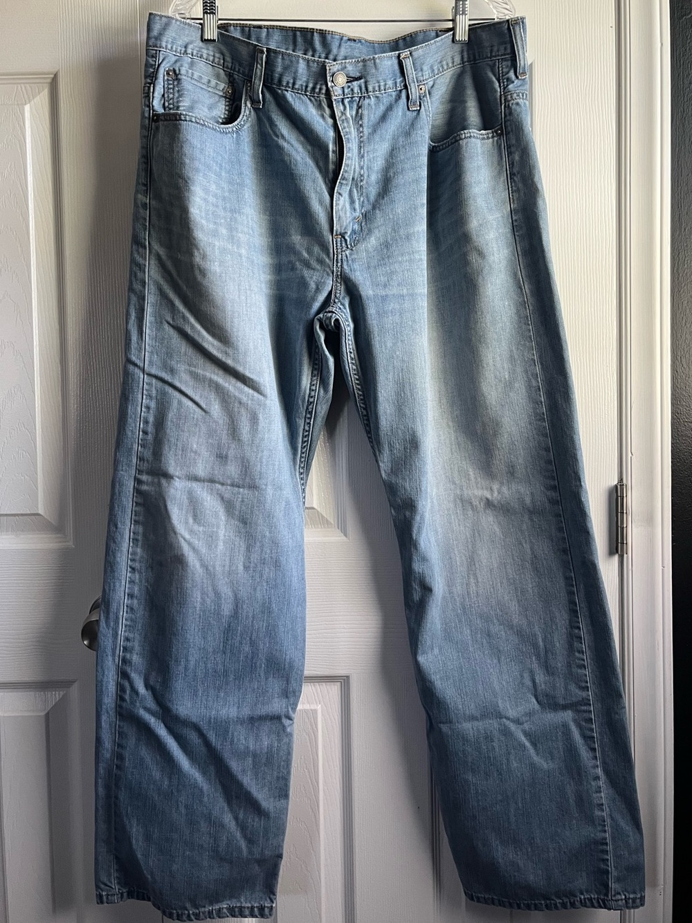 Men's Levi’s 569 Loose Straight Blue Jeans W38 x inseam measures 31”